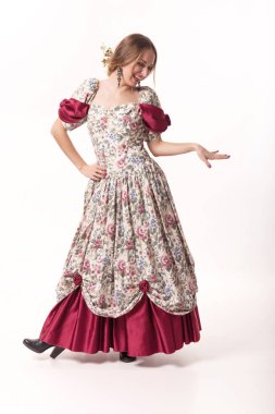 kız beyaz bir arka planda uzun elbise