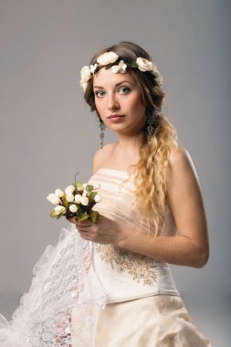 Beyaz bir arka plan beyaz elbiseli bir kız. portre