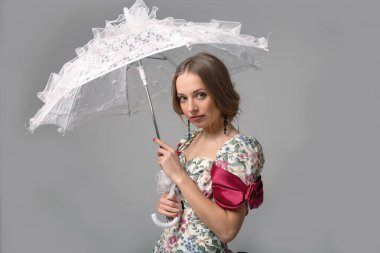 Beyaz bir arka plan beyaz elbiseli bir kız. portre