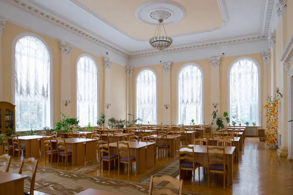 GOMEL, BELARUS - YANUARIO 10, 2017. La Biblioteca de la Ciudad lleva el nombre de Lenin, sala de lectura sin visitas . — Foto de Stock