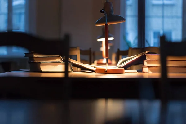 bir tablo bir masa lambası ve kitap kütüphane