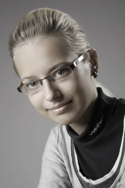 Πορτρέτο ενός όμορφου κοριτσιού με γυαλιά — Φωτογραφία Αρχείου