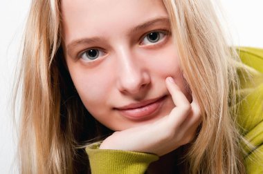 Hafif arka planda güzel bir kızın portresi..