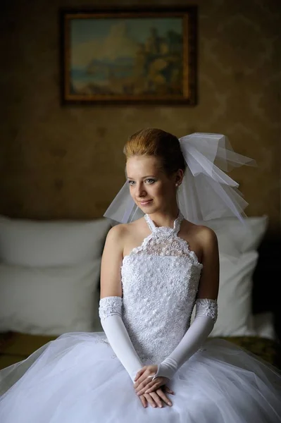 Retrato de uma menina em um vestido de noiva . — Fotografia de Stock