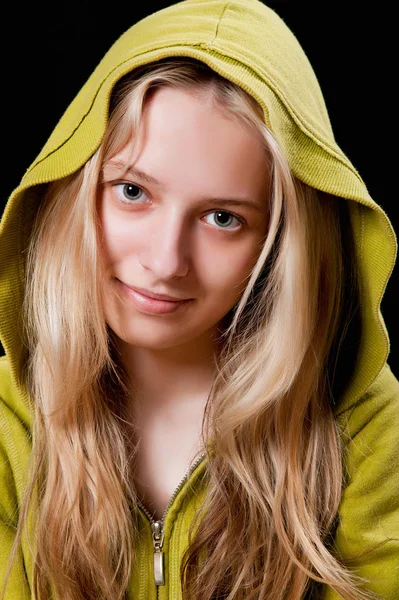 Portret van een mooi meisje op een lichte achtergrond. — Stockfoto