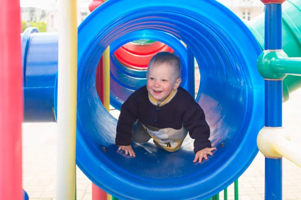 Gomel, Wit-Rusland - 3 mei 2015: Een kind speelt op een mooie speelplaats. — Stockfoto