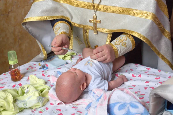 Gomel, Bielorussia - 26 LUGLIO 2014: il rito del battesimo nella Chiesa ortodossa . — Foto Stock