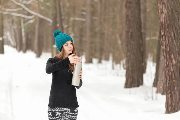 Menina com uma garrafa térmica no frio — Fotografia de Stock