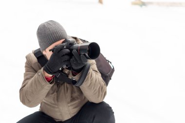 Kışın ormanda fotoğraf çekimi fotoğrafçı
