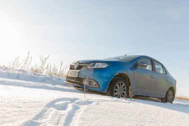 Gomel, Belarus - 8 Şubat 2017: Renault Logan kış ülke Road.