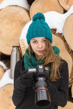 Kız kış aylarında büyük bir fotoğraf makinesi fotoğraf arşivi