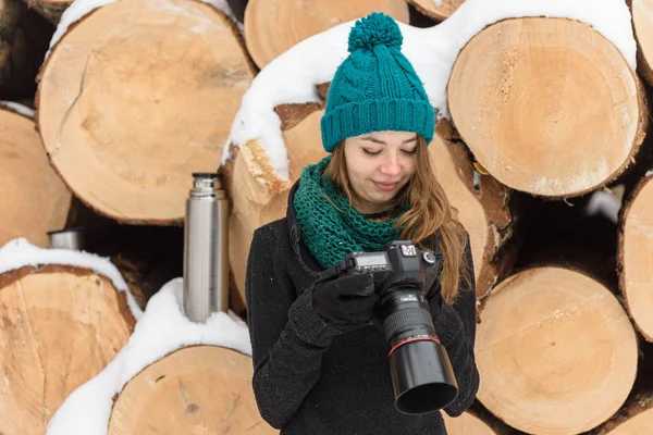 Mädchen fotografiert im Winter eine große Kamera — Stockfoto