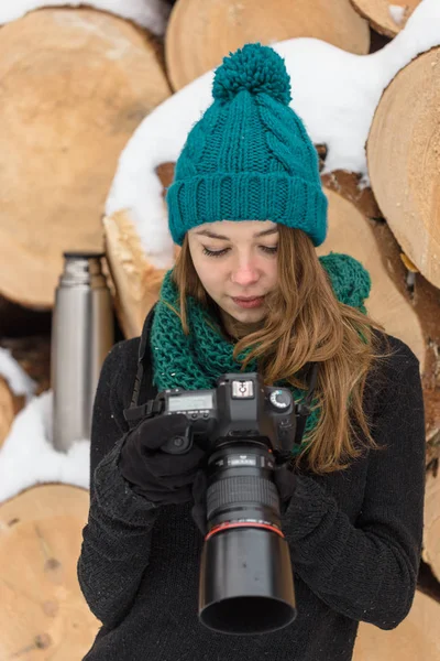 Mädchen fotografiert im Winter eine große Kamera — Stockfoto