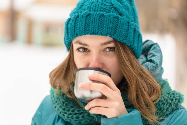 Κορίτσι πίνοντας τσάι το κρύο χειμώνα — Φωτογραφία Αρχείου