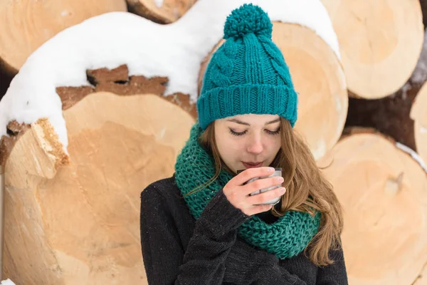 Menina beber chá no inverno frio — Fotografia de Stock