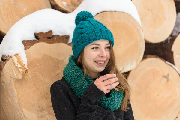 Het drinken van thee in de koude winter meisje — Stockfoto