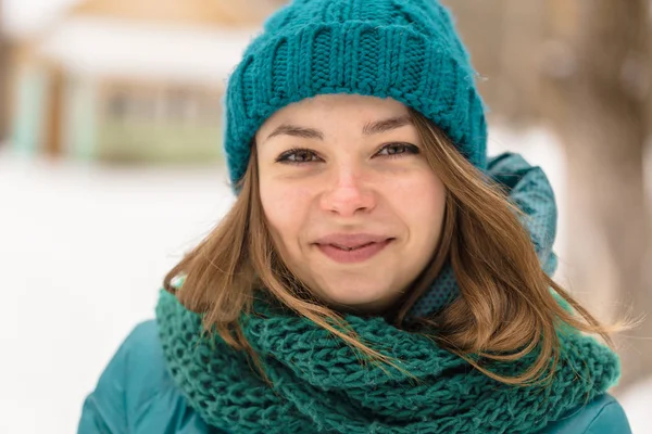 Gezicht meisje kauwen op een koude winter — Stockfoto