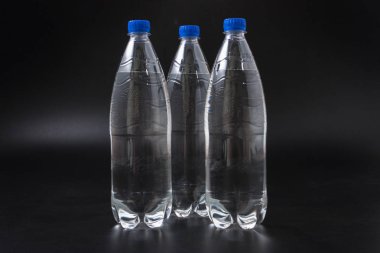 su şişesi siyah arka plan üzerine izole.