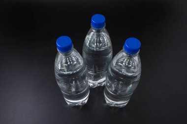 su şişesi siyah arka plan üzerine izole.