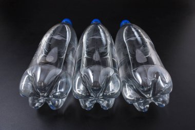 su şişesi siyah arka plan üzerine izole.