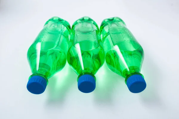 Botella de plástico verde sobre un fondo blanco — Foto de Stock