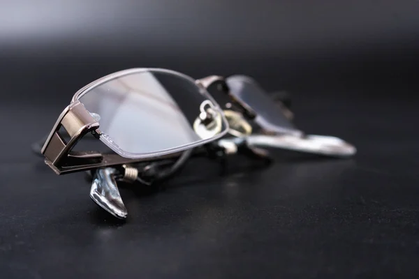 Könnyű olvasó szemüveg, fekete alapon — Stock Fotó