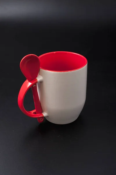 Tasse transfert thermique à blanc sur un fond noir — Photo