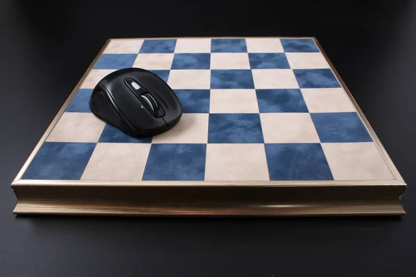 Tabuleiro de xadrez em um fundo preto. campo na célula — Fotografia de Stock