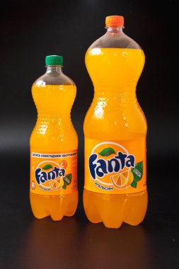 Gomel, Belarus - Şubat 2017: Fanta içki plastik bir şişe siyah bir zemin üzerine.