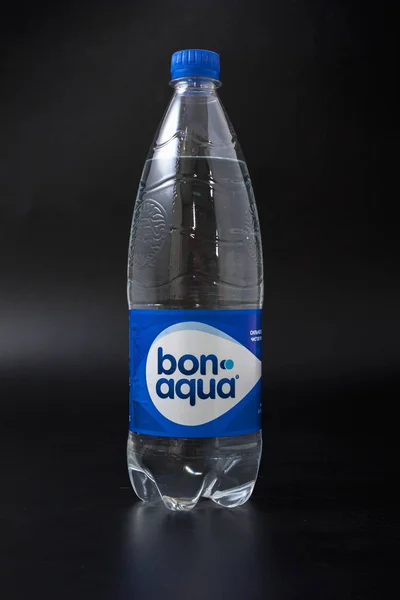 Gomel, Bělorusko - únor 2017: Bonaqua nápoj v plastové lahvi na černém pozadí. — Stock fotografie