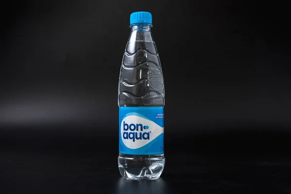 Homel, Fehéroroszország - 2017. február: Bonaqua ital a műanyag palackban a fekete háttér. — Stock Fotó