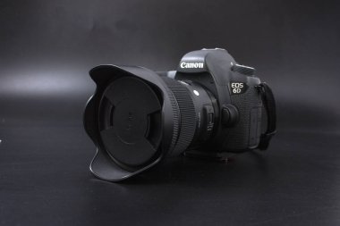 Gomel, Beyaz Rusya - 22 Şubat 2017: Canon Kamera - Sigma lensler - siyah arka plan üzerine 24 ile 6d.