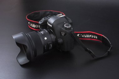 Gomel, Beyaz Rusya - 22 Şubat 2017: Canon Kamera - Sigma lensler - siyah arka plan üzerine 24 ile 6d.