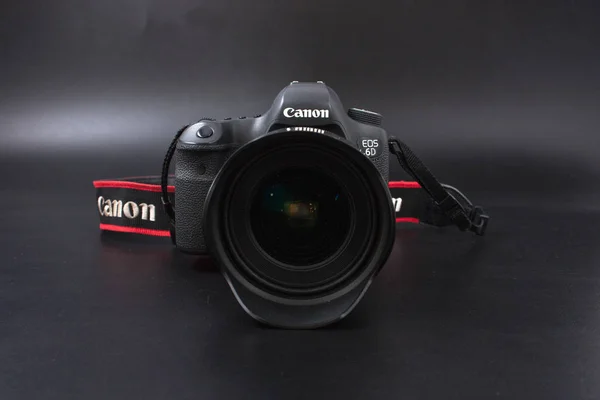 Homel, Wit-Rusland - 22 februari 2017: Canon Camera - 6d met Sigma lenzen - 24 op de zwarte achtergrond. — Stockfoto