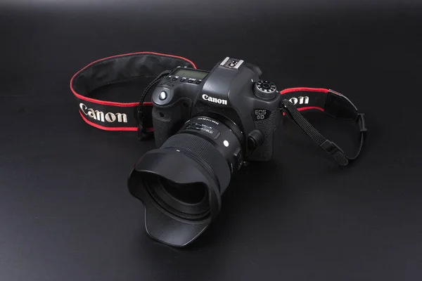 Gomel, Bielorrússia - 22 de fevereiro de 2017: Câmera Canon - 6d com lentes Sigma - 24 no fundo preto . — Fotografia de Stock