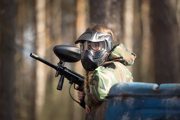 Fille jouer au paintball en salopette avec un pistolet . — Photo