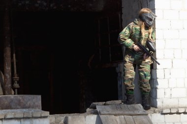 paintball silah ile tulum oynayan kız.
