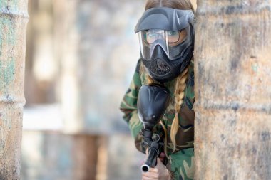 paintball silah ile tulum oynayan kız.