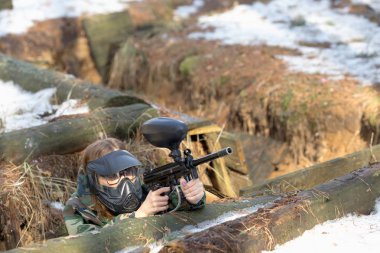 paintball silah ile tulum oynayan kız.