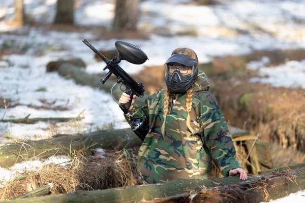 Fille jouer au paintball en salopette avec un pistolet . — Photo