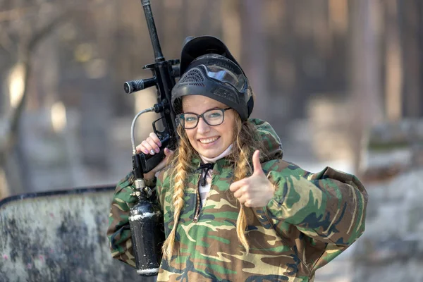 bir kız bir paintball portresi