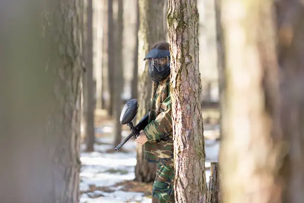 Fille jouer au paintball en salopette avec un pistolet . — Photo