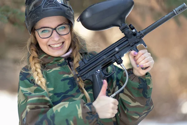 Retrato de una chica en un paintball —  Fotos de Stock