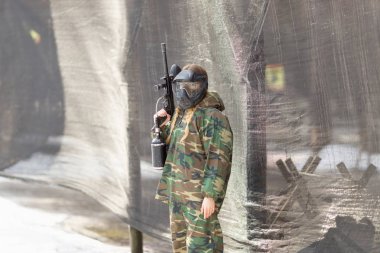 paintball silah ile tulum oynayan kız.
