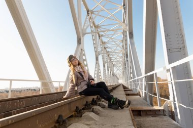 Neşeli bir kız bardaklarda portresi .