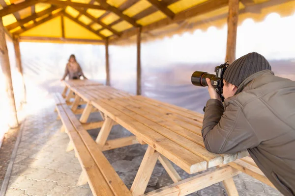 Männlicher Fotograf mit der Kamera auf die Natur. — Stockfoto