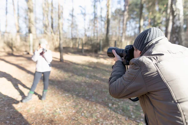 Männlicher Fotograf mit der Kamera auf die Natur. — Stockfoto