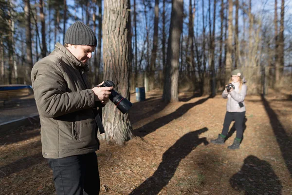 Männlicher Fotograf mit der Kamera auf die Natur. — Stockfoto