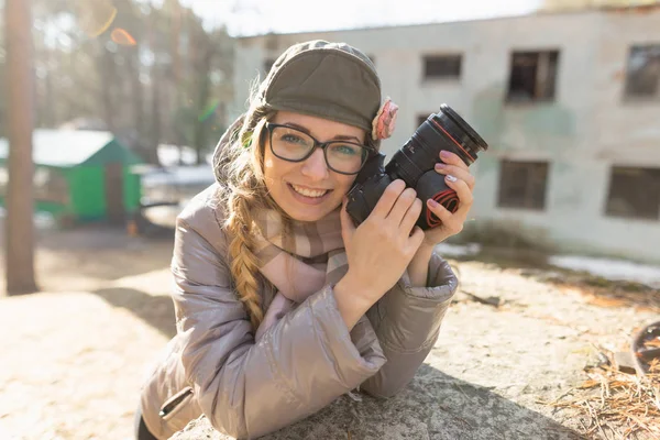 Mädchen mit Sonnenbrille und Kamera in der Natur. — Stockfoto