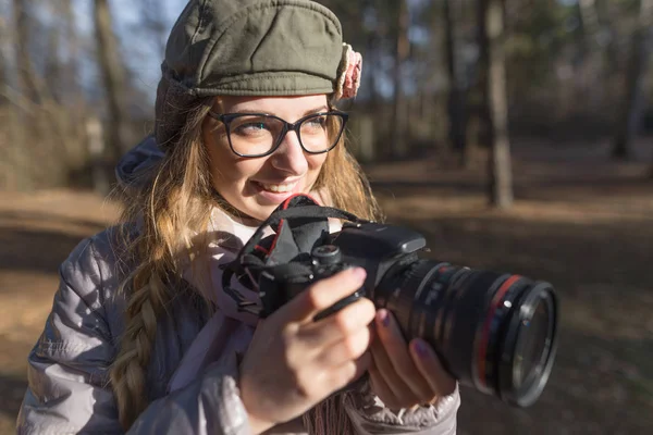 Lány napszemüveg a kamerával a természet. — Stock Fotó